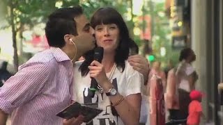 Люди целуют телерепортеров во время прямого эфира
