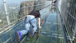 В Китае построили самый длинный в мире стеклянный мост над пропастью (ВИДЕО)